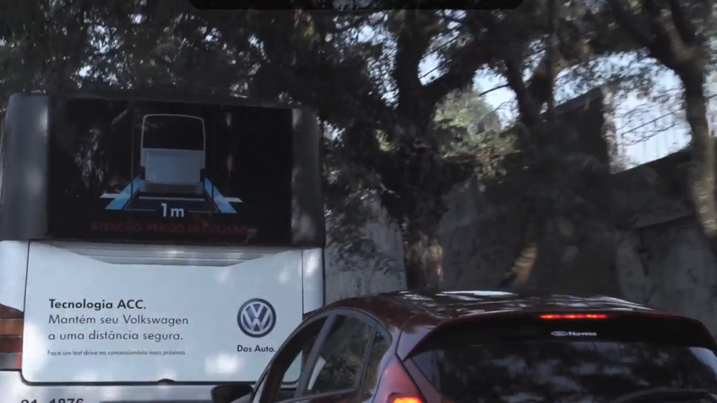 Volkswagen прорекламировал  функцию ACC с помощью интерактивных панелей на автобусах