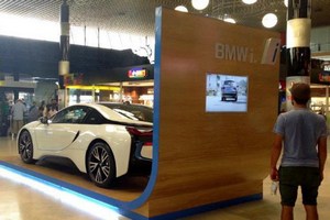 Пассажиры аэропорта Лиссабона познакомились со спорт-каром BMW i8 