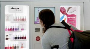 Пассажиры, улетающие из нью-йоркского аэропорта им. Джона Кеннеди, смогли оценить лак для ногтей Essie 