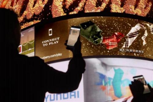 Burberry устроил полёт 3D-платков на лондонской Пиккадилли