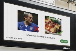 Сеть оптик Specsavers предложила Луису Суаресу проверить зрение