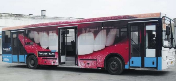 Реклама не удержалась на общественном транспорте