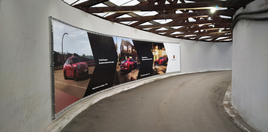 Advance Group реализовала кейс по размещению рекламы Porsche на парковках бизнес-центров Москвы