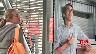 Kit Kat угостил шоколадным батончиком героев наружной рекламы 