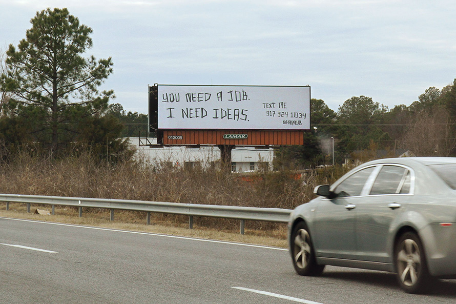 Креативный директор агентства The 88 Гарри Бернштейн указал в наружной рекламе номер своего телефона