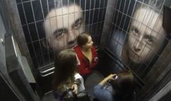 Бразильское агентство OpusMúltipla посадило людей в клетку