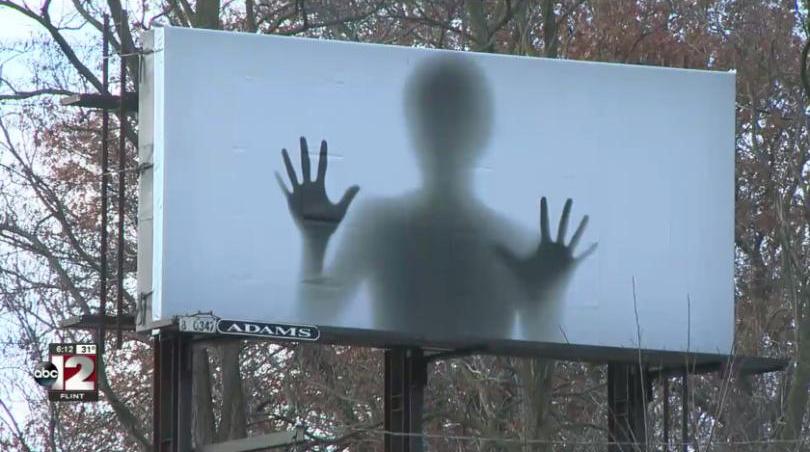 Adams Outdoor поселил в щите на одной из автодорог США призрака