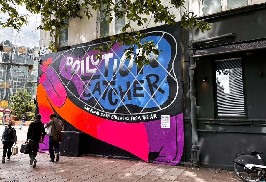 В рамках экологической кампании Dentsu разместил в Лондоне чистый мурал