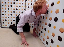 Британская кондитерская компания McVities предложила офисным работникам съесть лифт