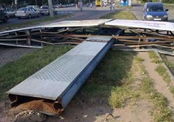Демонтаж незаконных рекламных конструкций начался в Серпуховском районе Подмосковья