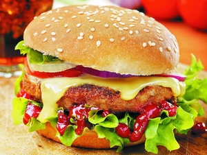 Власти Лондона хотят запретить транзитную рекламу фаст-фуда