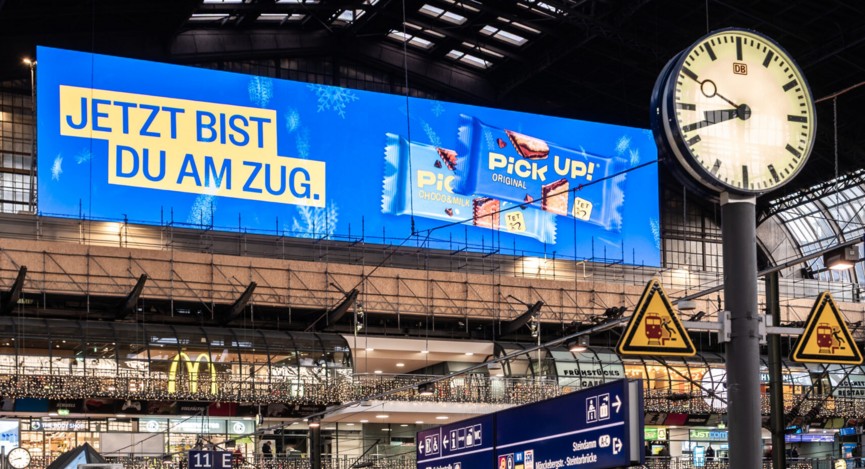 По итогам 2025 года доход ooh-направления немецкого медиахолдинга Ströer SE & Co. KGaA составила €989 млн