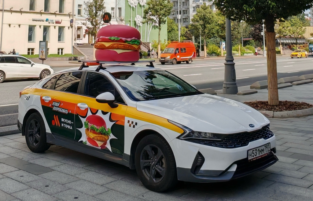 Розовый бургер в потоке города: вирусная кампания для «Вкусно – и точка»