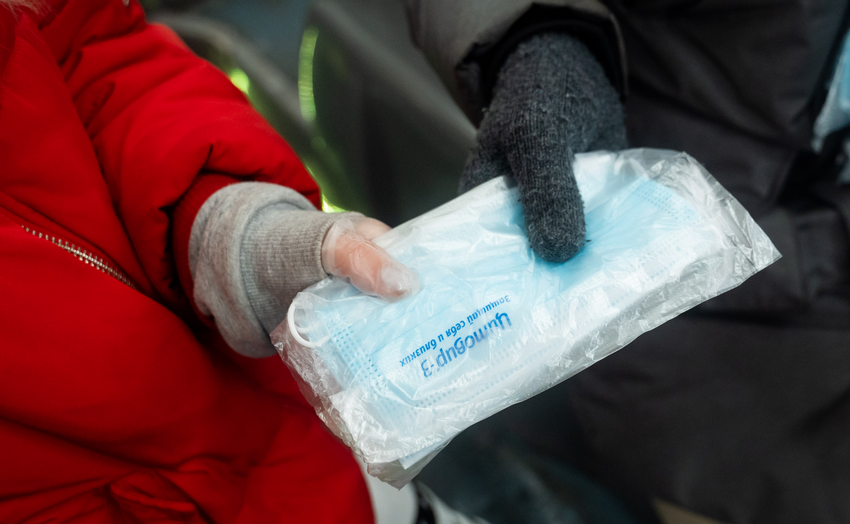 TMG, «РОССТ» и «Цитомед» раздали защитные маски жителям двух столиц