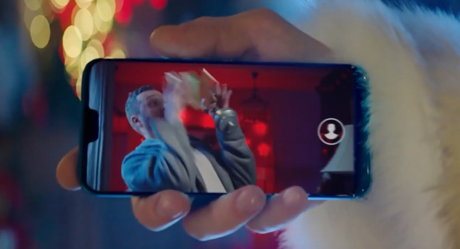 Новогодние снимки вместо Деда Мороза делает Митя Хрусталев