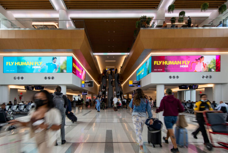 Исследование Nielsen: 82% авиапассажиров в США просматривают рекламу в аэропорту