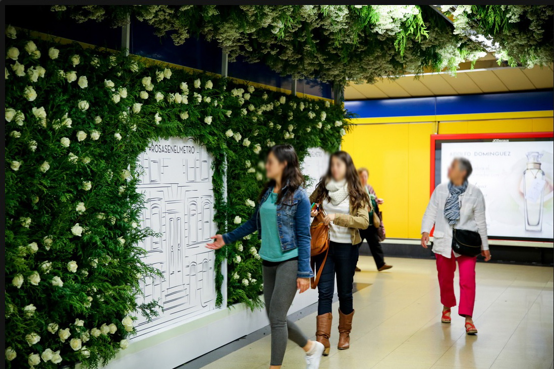 Метро из роз получили испанские женщины ко Дню матери