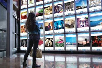 int_brand_751_woman_at_video_wall.tif;low.jpg