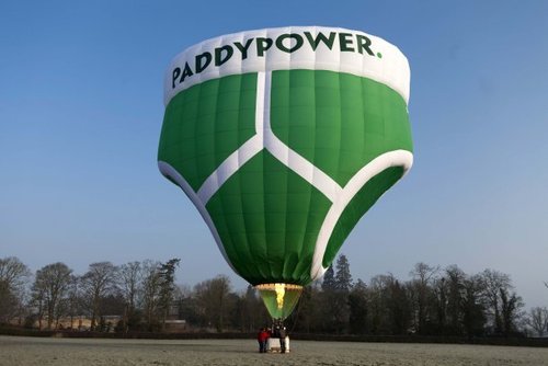 Участников Челтнемских скачек в Великобритании приветствуют бело-зеленые  трусы от Paddy Power - Outdoor